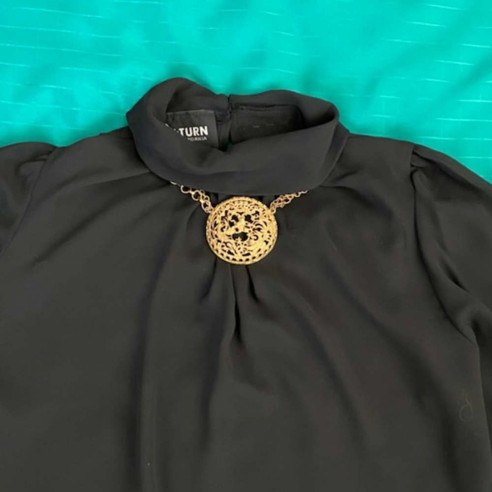 Black long-sleeved blouce